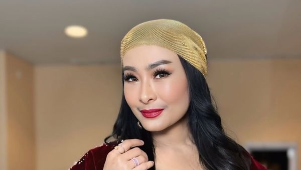 7 Foto Iis Dahlia Usai Facelift di Korea, Wajah Makin Kencang & Awet Muda