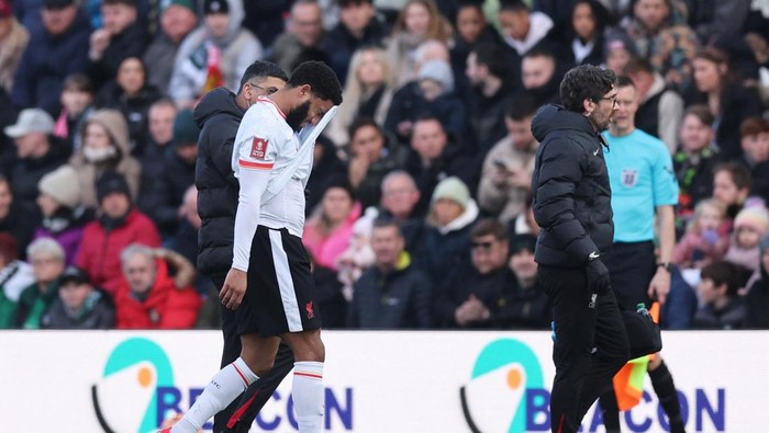 Soccer Football - FA Cup - Fourth Round - Plymouth Argyle v Liverpool - Home Park, Plymouth, Britain - February 9, 2025 Liverpools Joe Gomez walks off the pitch after sustaining an injury REUTERS/David Klein