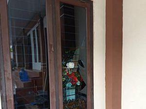 Pria Diduga Gangguan Jiwa Pecahkan Kaca Rumah Pribadi Gubernur Jambi