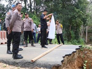 Jalan Putus di Kuansing Akses Utama, Kapolres Usul Buat Jembatan Darurat
