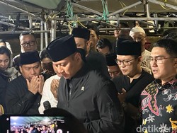 Momen Haru AHY Saat Proses Pemakaman Bendum Demokrat Renville Antonio