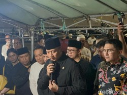 Dihadiri AHY, Renville Antonio Dimakamkan di TPU Keputih