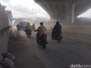 Tanah Berserakan, Jalan RE Martadinata Dekat JIS Berdebu Ganggu Pengendara