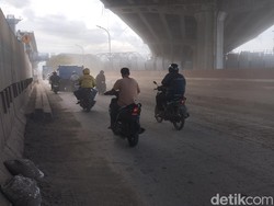 Tanah Berserakan, Jalan RE Martadinata Dekat JIS Berdebu Ganggu Pengendara