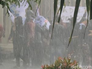 Massa Berkostum Wayang Gelar Aksi Adili Jokowi di Solo Massa Berkostum Wayang Gelar Aksi Adili Jokowi di Solo