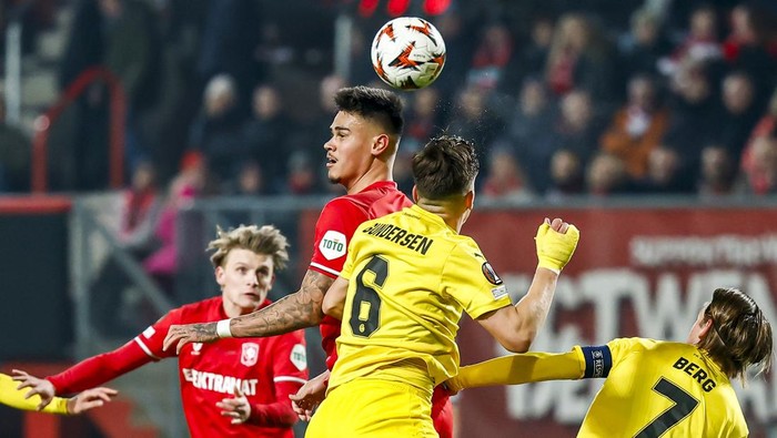 ENSCHEDE - (l-r) Mees Hilgers of FC Twente, Jostein Gundersen of Bodo/Glimt during the Europa League playoff match between FC Twente and Bodo/Glimt at Stadion De Grolsch Veste on Feb. 13, 2025 in Enschede, Netherlands. ANP VINCENT JANNINK (Photo by ANP via Getty Images)