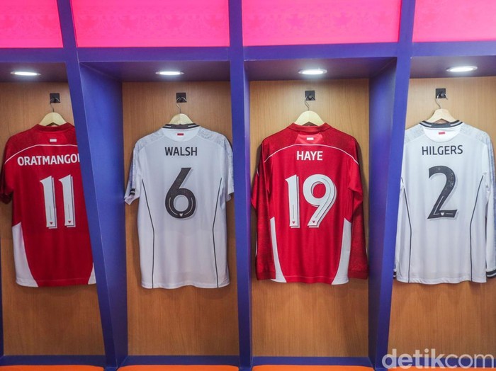 Timnas Indonesia resmi memiliki seragam tempur baru, jersey home berwarna merah dan away berwarna putih. Begini penampakannya.