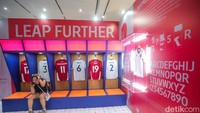 Namun sebelum membeli melalui online, para fans Timnas Indonesia juga dapat melihat secara langsung bahan jersey tersebut di gelaran Jakarta Sneakers Day di JICC. 