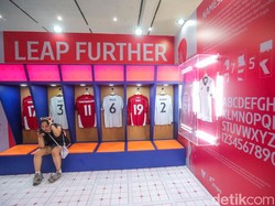 Namun sebelum membeli melalui online, para fans Timnas Indonesia juga dapat melihat secara langsung bahan jersey tersebut di gelaran Jakarta Sneakers Day di JICC. 