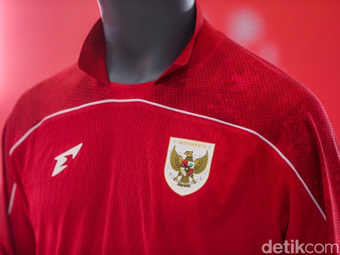 Timnas Indonesia resmi memiliki seragam tempur baru, jersey home berwarna merah dan away berwarna putih. Begini penampakannya.