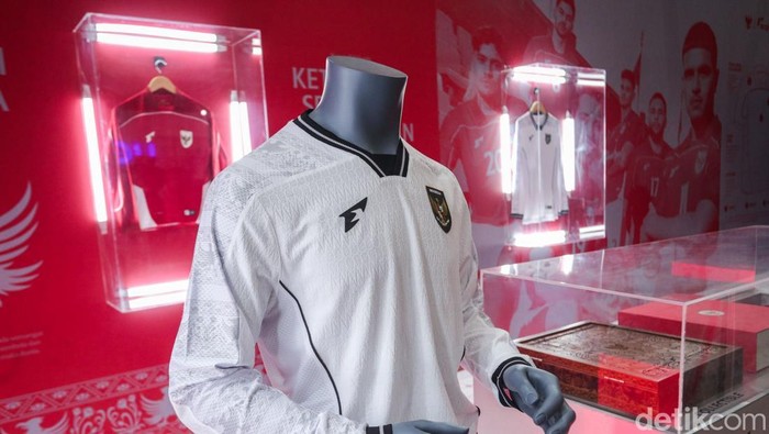 Melihat Lebih Dekat Jersey Timnas Indonesia Terbaru Timnas Indonesia resmi memiliki seragam tempur baru, jersey home berwarna merah dan away berwarna putih. Begini penampakannya.