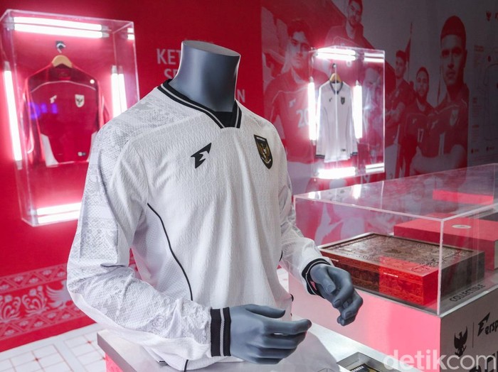 Timnas Indonesia resmi memiliki seragam tempur baru, jersey home berwarna merah dan away berwarna putih. Begini penampakannya.