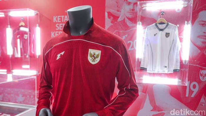 Timnas Indonesia resmi memiliki seragam tempur baru, jersey home berwarna merah dan away berwarna putih. Begini penampakannya.