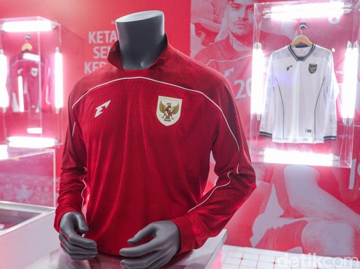 Timnas Indonesia resmi memiliki seragam tempur baru, jersey home berwarna merah dan away berwarna putih. Begini penampakannya.