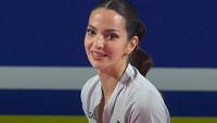 Gaya Unik Nia Ramadhani saat Kompetisi Tenis, Flawless Dengan Smokey Eyes