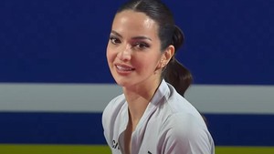 Gaya Unik Nia Ramadhani saat Kompetisi Tenis, Flawless Dengan Smokey Eyes