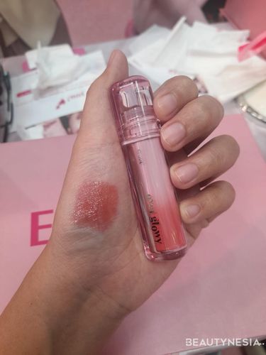 Over Glowy Tint Dari Etude