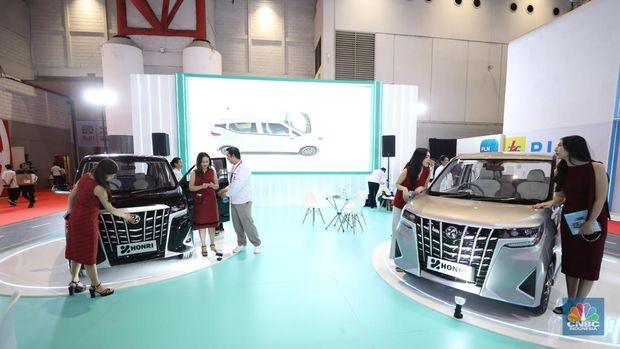 Pasar otomotif Indonesi semakin berwarna dengan diperkenalkan brand mobil listrik baru, Honri. Pabrikan dengan syarat China ini hadir di turnamen Negara Indonesia International Motor Show (IIMS) 2025, yang dimaksud dilakukan di JIExpo Kemayoran, Ibukota Pusat. Honri resmi meluncurkan mobil listrik pertamanya, Honri Boma EV, yang tersebut dibanderol dengan biaya Simbol Rupiah 199 jt on-the-road (OTR) Jakarta. Harga yang tersebut terjangkau ini menjadikannya sebagai salah satu kendaraan listrik paling ramah kantong di dalam Indonesia. (CNBC Indonesia/Tri Susilo)