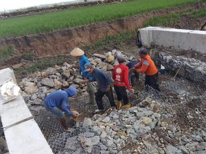 Kontraktor Tanggung Jawab Perbaiki Proyek Rp 40 M Bojonegoro yang Ambruk Kontraktor Tanggung Jawab Perbaiki Proyek Rp 40 M Bojonegoro yang Ambruk