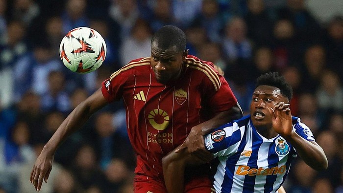 Soccer Football - Europa League - Knockout Phase Playoff - First Leg - FC Porto v AS Roma - Estadio do Dragao, Porto, Portugal - February 13, 2025 FC Portos Samu Omorodion in action with AS Romas Evan Ndicka REUTERS/Pedro Nunes     TPX IMAGES OF THE DAY