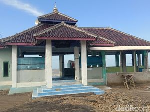 Cerita Musala Nur Hidayah dan Hantaman Ombak di Pantai LA Indramayu