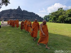 Khidmat! Puluhan Umat Buddha Ikuti Latihan Calon Biksu di Borobudur Khidmat! Puluhan Umat Buddha Ikuti Latihan Calon Biksu di Borobudur