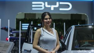 Senyum SPG Penjaga Etalase Mobil Baru di IIMS 2025