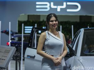 Senyum SPG Penjaga Etalase Mobil Baru di IIMS 2025