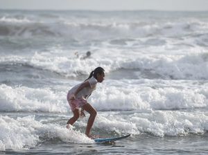 Serunya Belajar Selancar di Pantai Parangtritis Serunya Belajar Selancar di Pantai Parangtritis