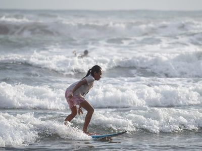 Serunya Belajar Selancar di Pantai Parangtritis