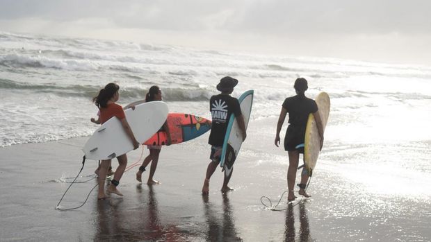 Serunya Belajar Selancar di Pantai Parangtritis Pengunjung berselancar saat mengikuti sesi latihan di Pantai Parangtritis, Bantul, DI Yogyakarta, Kamis (13/2/2025). Surf lessons atau jasa mengajarkan teknik berselancar dengan biaya sebesar Rp250 ribu itu banyak diminati wisatawan. ANTARA FOTO/Hendra Nurdiyansyah/Spt.