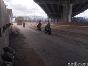 Keluhan Warga Dekat JIS Gara-gara Jalan Diselimuti Debu Beterbangan Keluhan Warga Dekat JIS Gara-gara Jalan Diselimuti Debu Beterbangan