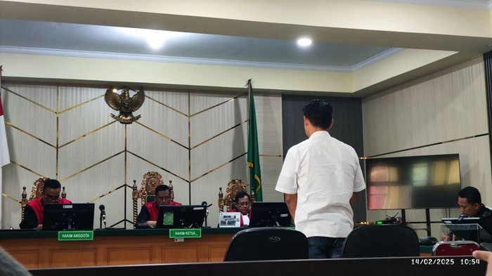Terdakwa problem korupsi Bank Jambi, Leo Darwin di saat divonis hakim. Terdakwa problem korupsi Bank Jambi, Leo Darwin di saat divonis hakim.