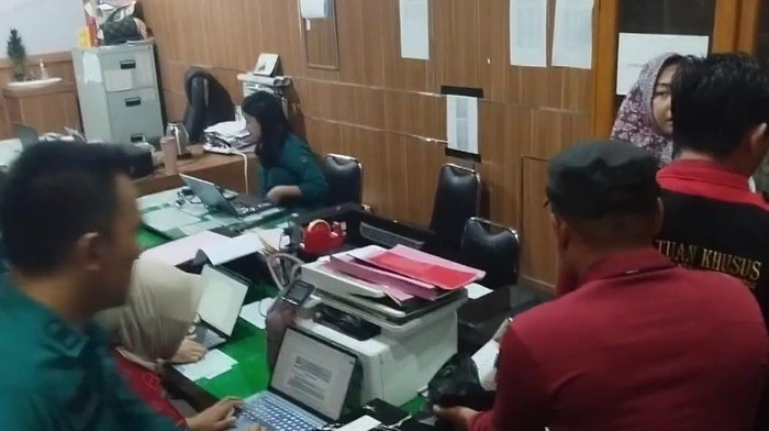 Tim penyidik Pidana Khusus Kejaksaan Negeri (Kejari) Bengkulu Utara melaksanakan penggeledahan di sejumlah ruangan kantor Sekretaris Dewan Perwakilan Rakyat Daerah (DPRD) Bengkulu Utara. Kejari geledah DPRD Bengkulu Utara