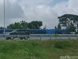 4 Truk Tabung Raksasa Terjebak di Tol Klaten, Tak Bisa Keluar di GT Ngawen