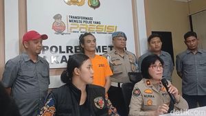 Senyum Tipis Vadel Badjideh Berbaju Tahanan