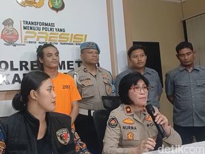 Senyum Tipis Vadel Badjideh Berbaju Tahanan