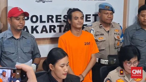 Vadel Badjideh resmi ditetapkan sebagai tersangka dan ditahan dalam kasus dugaan persetubuhan dan aborsi terhadap anak Nikita Mirzani, LM. (CNN Indonesia/Patricia Diah Ayu Saraswati)