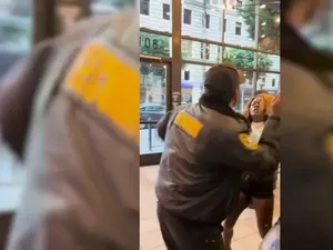 Wanita Ini Diusir dan Ditampar Satpam Saat Pesan Makan di Restoran Wanita Ini Diusir dan Ditampar Satpam Saat Pesan Makan di Restoran