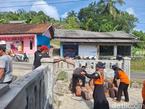 Was-was Warga Tasikmalaya Hadapi Ancaman Pergerakan Tanah Was-was Warga Tasikmalaya Hadapi Ancaman Pergerakan Tanah