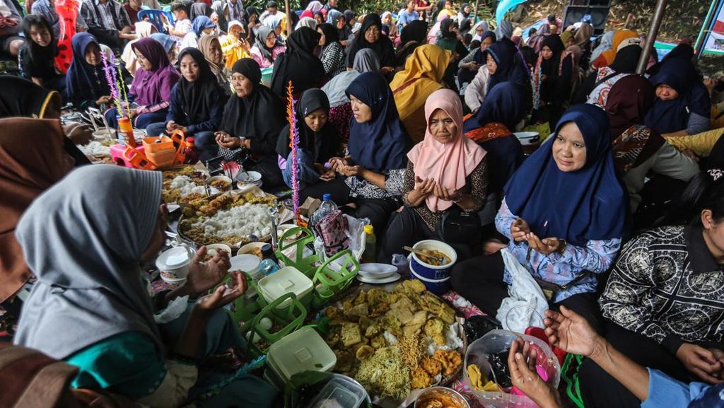 Warga di Semarang Gelar Sadranan Sendang Gede Pucung Tiap Jumat Pahing Warga di Semarang Gelar Sadranan Sendang Gede Pucung Tiap Jumat Pahing