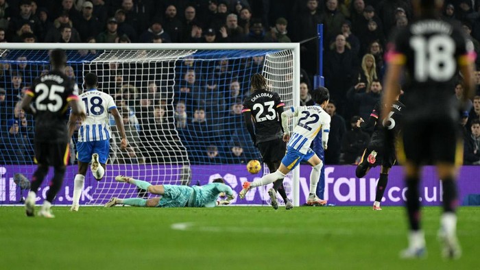 BRIGHTON, ENGLAND - FEBRUARY 14: Kaoru Mitoma of Brighton & Hove Albion scores his teams first goal during the Premier League match between Brighton & Hove Albion FC and Chelsea FC at Amex Stadium on February 14, 2025 in Brighton, England. (Photo by Mike Hewitt/Getty Images)