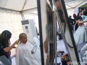 Aksi Potong Rambut Peringati Hari Kanker Anak Internasional