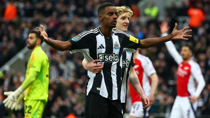 NEWCASTLE UPON TYNE, ENGLAND - FEBRUARY 05: Alexander Isak of Newcastle United celebrates scoring a goal that is later ruled out by VAR during the Carabao Cup Semi Final Second Leg match between Newcastle United and Arsenal at St James Park on February 05, 2025 in Newcastle upon Tyne, England. (Photo by Chris Brunskill/Fantasista/Getty Images)