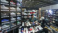 Antusias Pengunjung Berburu Sepatu di Jakarta Sneaker Day