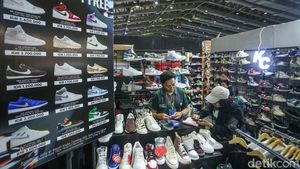 Antusias Pengunjung Berburu Sepatu di Jakarta Sneaker Day