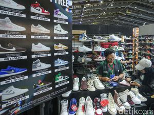 Antusias Pengunjung Berburu Sepatu di Jakarta Sneaker Day Antusias Pengunjung Berburu Sepatu di Jakarta Sneaker Day