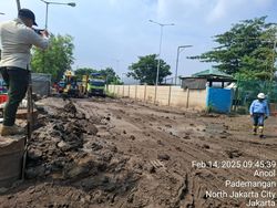 Jalanan Dekat JIS Berdebu, Truk-truk yang Lewat Diminta Mandi Dulu