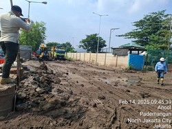 Jalanan Dekat JIS Berdebu, Truk-truk yang Lewat Diminta Mandi Dulu