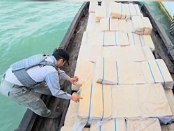 Kapal Tak Berawak Bawa 200 Bal Rokok Ilegal Diamankan Bakamla-Bais di Kepri